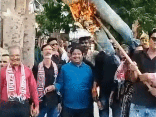 मैनपुरी में SIR पर कांग्रेस का प्रदर्शन:तिकोनिया पार्क में पुतला जलाया, मुख्य चुनाव आयुक्त की गिरफ्तारी और पद से हटाने की मांग