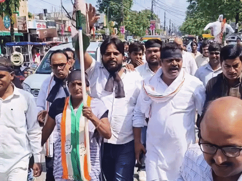 कांग्रेस का 'वोट चोरी' के आरोपों पर प्रदर्शन:संतकबीर नगर में मुख्य चुनाव आयुक्त का पुतला फूंका, इस्तीफे के बाद जेल भेजने की मांग