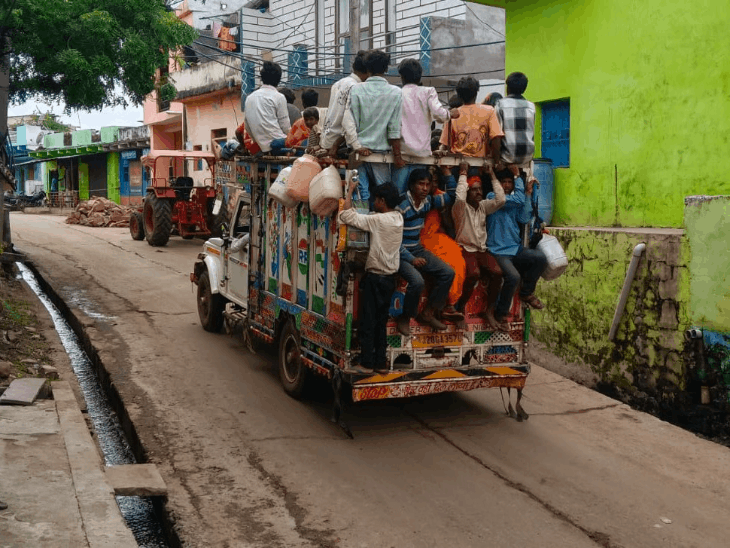 सहरिया आदिवासी लोग पलायन करने को मजबूर:रोजगार नहीं मिलने के कारण घरों पर ताले लगाकर कोटा-इंदौर के ईंट-भट्ठों पर जा रहे