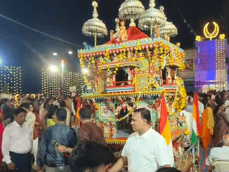 डूंगरपुर में जैन समाज के रथोत्सव की धूम:मामा-भांजा और कोटडिया मंदिर से सजे काष्ठ रथ निकले, गरबा की धुन पर देर रात तक थिरके लोग