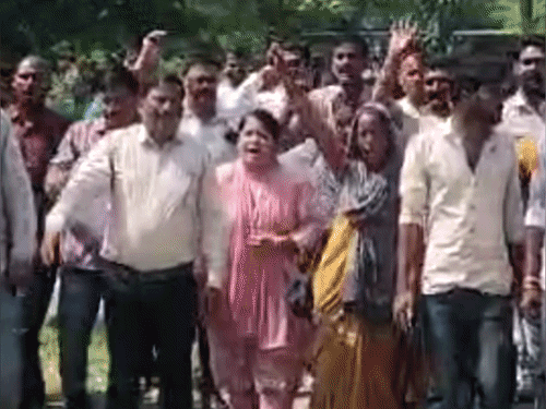 वीदिशा में पीडीएस विक्रेताओं का प्रदर्शन:कमीशन बढ़ाने, 40 हजार मासिक आय की मांग, नहीं मानने पर 3 अक्टूबर से प्रदेश में हड़ताल