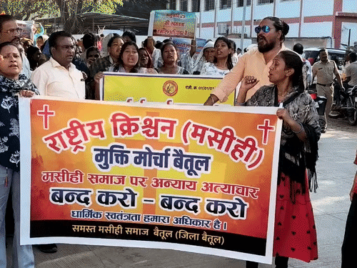 बैतूल में ईसाई संगठनों की रैली, पुलिस कार्रवाई का विरोध:प्रार्थना सभाओं में दखल के खिलाफ कार्रवाई की मांग, कलेक्ट्रेट पर डेढ़ घंटे धरना