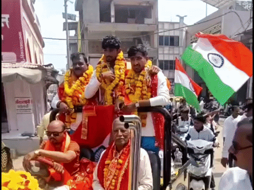 जय बोले- यह मेरा नहीं, देश का मेडल:एशियन गेम्स में कांस्य पदक जीतकर देवास लौटे, लोगों ने फूल बरसाए; DM-SP ने भी दी बधाई