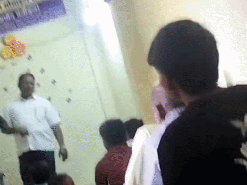 प्रार्थना सभा में लालच देकर धर्मांतरण का मामला, दो गिरफ्तार:विरोध करने पहुंचे लोग तब आई पुलिस; लिखित शिकायत के बाद कार्रवाई