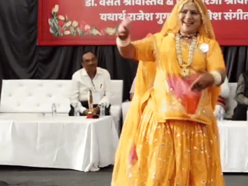 जन्म लेते ही दफनाया, मां ने छह घंटे बाद बचाया:डॉक्टर ने मृत बताया, दरगाह में गुलाब गिरा तो नाम पड़ा गुलाबो; सांपों से सीखा कालबेलिया नृत्य