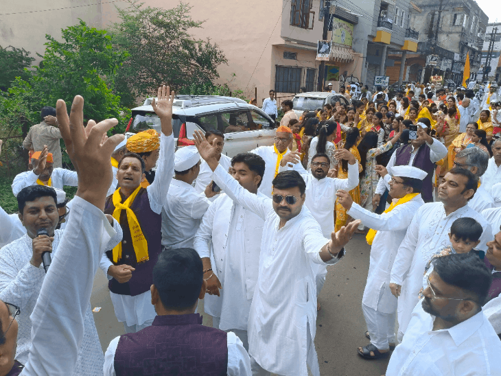 चांदी की पालकी में श्रीमद् जिनवाणी रखकर शोभायात्रा:विदिशा में लोगों ने एक-दूसरे से माफी; शामिल सैकड़ों लोग नाचे, पूजन किया