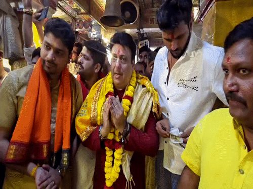 पत्नी से विवाद की चर्चा के बीच नलखेड़ा पहुंचे गोविंदा:मां बगलामुखी मंदिर में आधे घंटे पूजा की; मीडिया के सवालों से बचते नजर आए