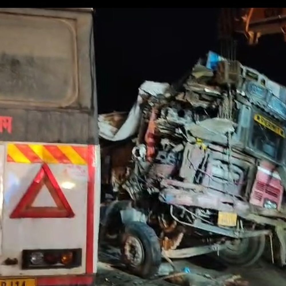 हाथरस में ट्रक और रोडवेज बस की जोरदार टक्कर:दोनों ड्राइवर गंभीर, 8 लोग घायल, 45 यात्रियों को लेकर बरेली से जयपुर जा रही थी