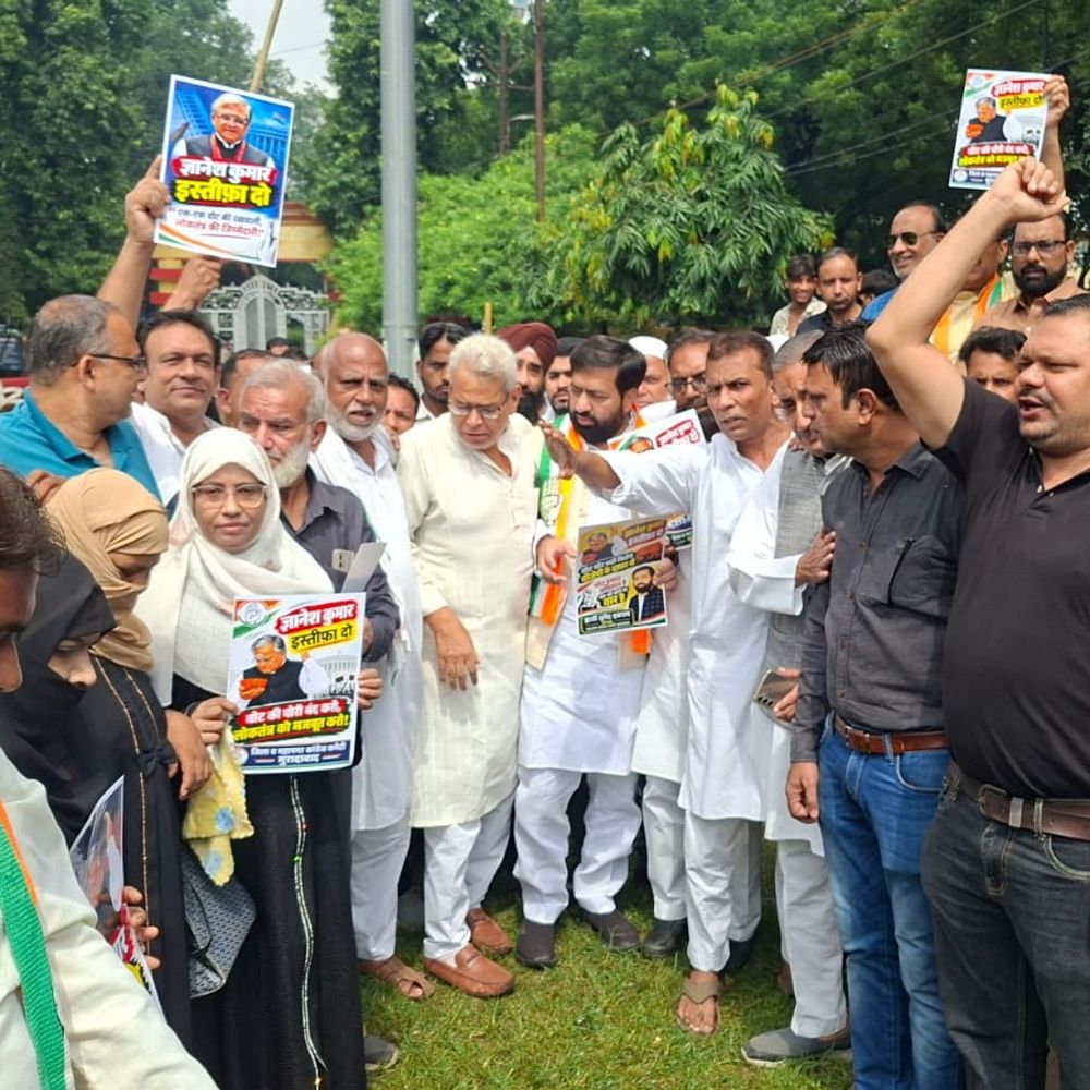 मुरादाबाद में CEC का पुतला लेकर कलेक्ट्रेट पहुंचे कांग्रेसी:ज्ञानेश कुमार मुर्दाबाद और इस्तीफा दो के नारे लगे; पुलिस से नोंकझोंक
