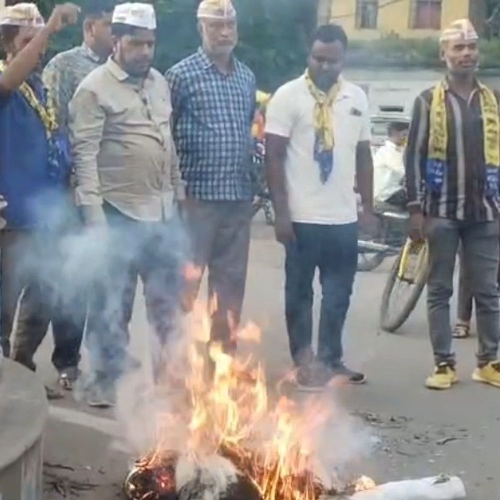 बुरहानपुर में मुख्य चुनाव आयुक्त का पुतला दहन:आम आदमी पार्टी ने किया प्रदर्शन, SIR प्रक्रिया रद्द करने की मांग की