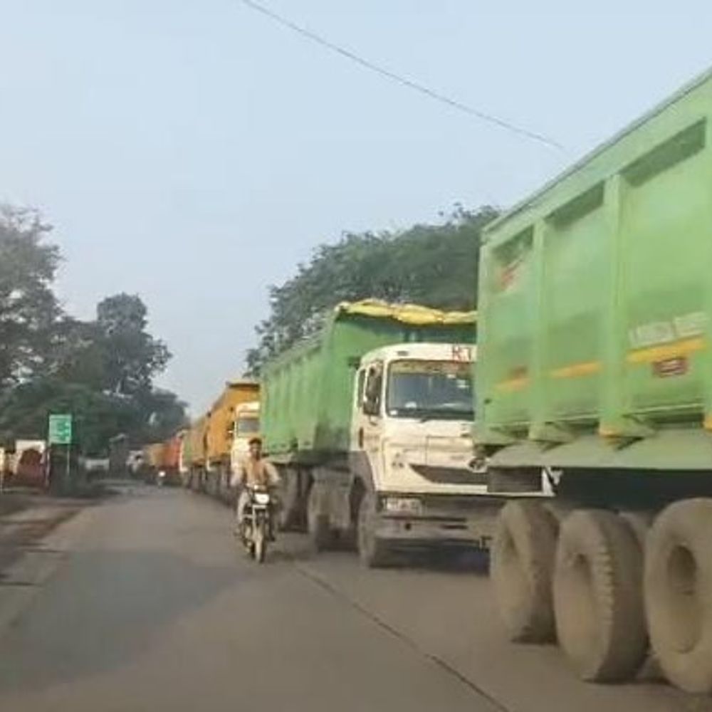 दीपका में भारी वाहनों से लगा लंबा जाम:बतारी मोड़ पर सड़क के दोनों तरफ खड़े रहे ट्रेलर; स्कूली बच्चों-ऑफिस जाने वालों को परेशानी