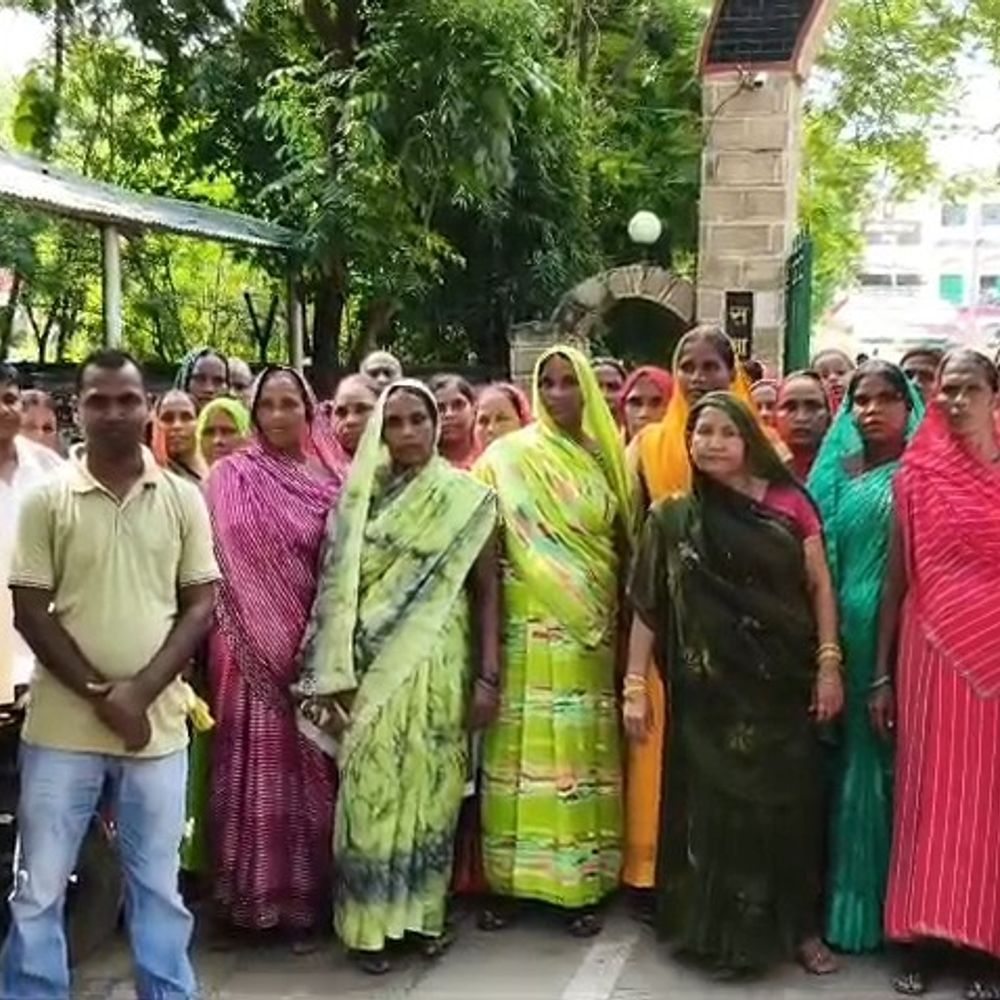 PM आवास योजना की सूची से नाम हटाने का आरोप:भभुआ कलेक्ट्रेट पहुंचे दर्जनों ग्रामीण,डीएम से जांच की मांग