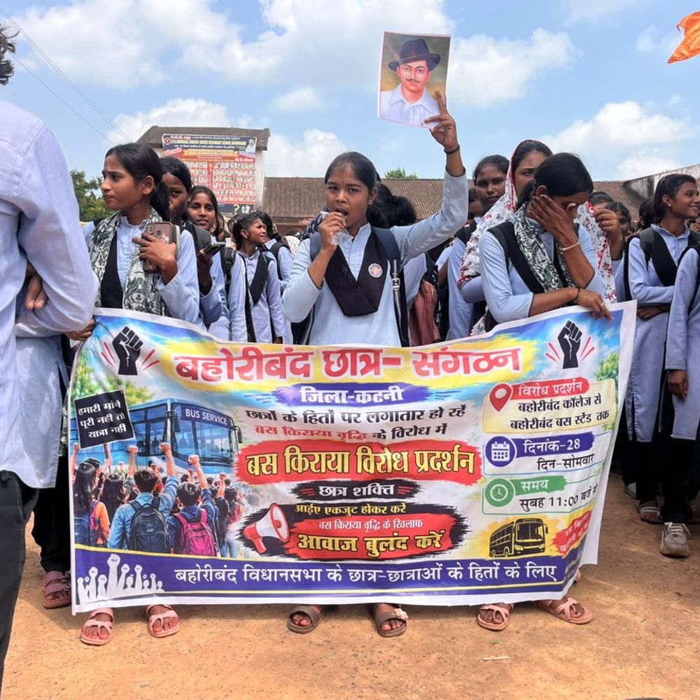 बस संचालकों की मनमानी वसूली के खिलाफ छात्राओं का प्रदर्शन:एसडीएम के नाम तहसीलदार को ज्ञापन सौंपा, सख्त कार्रवाई की मांग