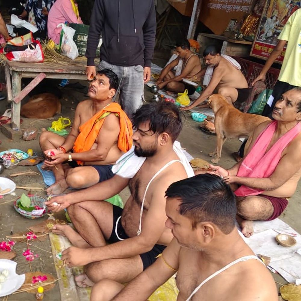 पितृपक्ष के दूसरे दिन गंगातट पर उमड़ी श्रद्धालुओं की भीड़:पितरों की शांति के लिए किया तर्पण, गंगा स्नान और पूजा-अर्चना