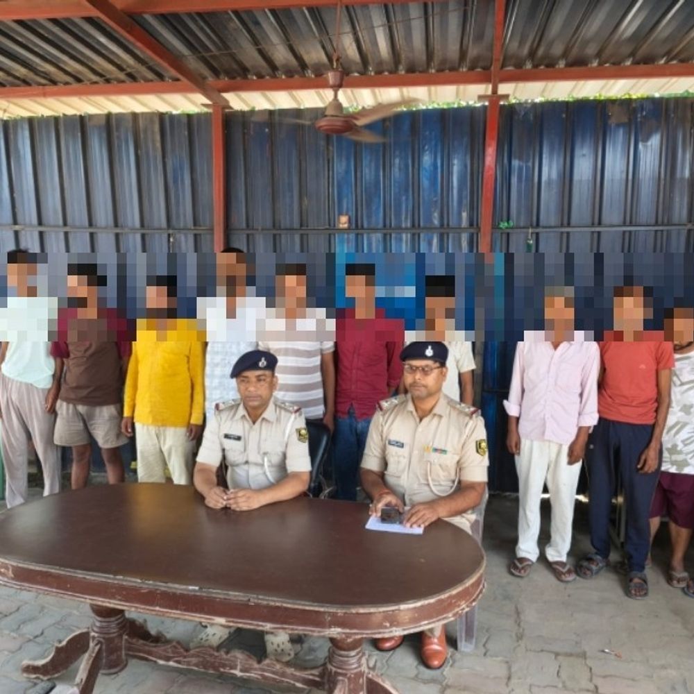 नदी थाना पुलिस ने विशेष अभियान में 11 लोग पकड़े:20 लीटर से ज्यादा देशी शराब के साथ 2 गिरफ्तार, बाकी वारंटी