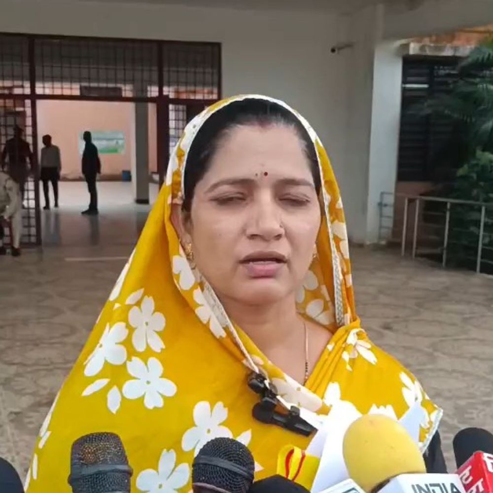पति के खिलाफ FIR की निष्पक्ष जांच की मांग:कलेक्टर-SP कार्यालय में दिया आवेदन; TI पर रंजिशन कार्रवाई करने का आरोप