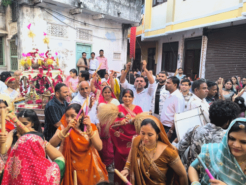 सलूंबर में नगर भ्रमण पर निकले जिनेंद्र देव:चांदी के रथ और ढोल-नगाड़ो के साथ निकली शोभायात्रा, जगह-जगह पुष्पवर्षा से हुआ स्वागत