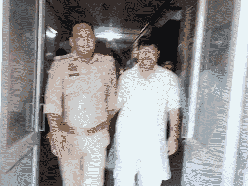 महिला बैंककर्मी से 'IAS बनवाऊंगा' कहने वाला सपा नेता अरेस्ट:कहा था- खूबसूरत हो, सीरत बहुत अच्छी; अलीगढ़ में रिश्तेदार के घर छिपा था