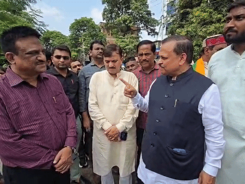 सड़क पर गड्ढे देख सांसद ने अफसरों को लगाई फटकार:बोले- 15 दिन में सड़क नहीं बनी तो CM से करेंगे शिकायत