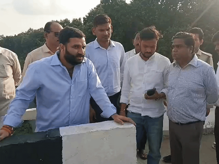 ओवरब्रिज की सड़क धंसने पर अधिकारियों पर विधायक नाराज:खीरी में बोले- जब तक यह सही नहीं होगा, सब यहीं रुकेंगे, नहीं रुके तो जूतों से सेवा की जाएगी