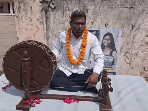 कांग्रेस ऑफिस के बाहर धरने पर PCC मेंबर:बोले-डोटासरा प्रदेश नहीं चला सकते, गड़बड़ी करने वालों को कॉर्डिनेटर बनाकर भेज दिया