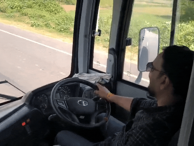 ड्राइवर की तबीयत खराब हुई, VDO ने संभाली स्टीयरिंग:लाभार्थियों को सीएम की सभा में पहुंचाया; बीपी की समस्या हुई थी