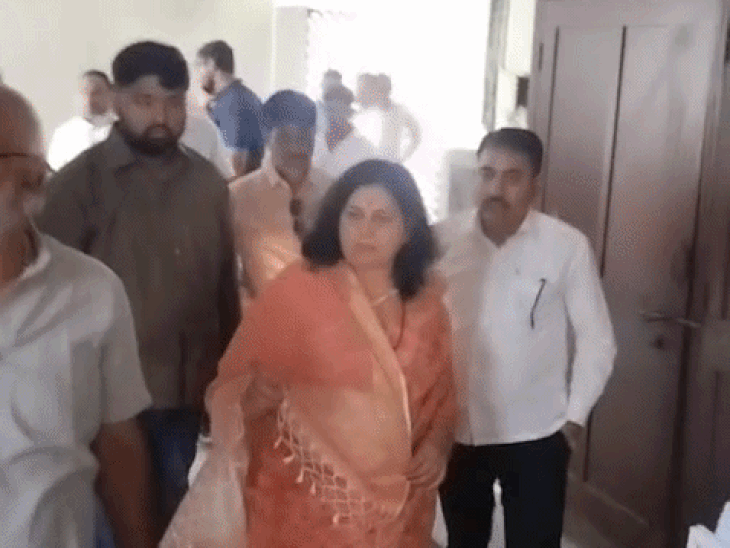 कोटा नगर निगम पहुंचते ही भड़कीं नई मेयर अनुसुईया गोस्वामी:बोलीं- गुटखा खाते हो तो निगल लो, दफ्तर में थूका तो खैर नहीं, लेट आए तो एस्बेंट लगेगी