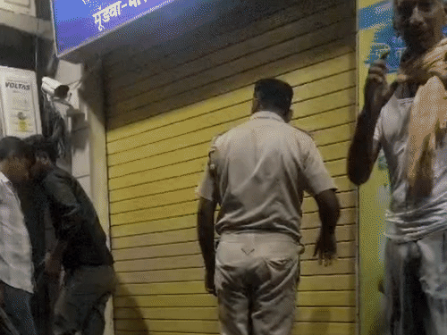 एटीएम लूटने घुसे बदमाश, महिला मैनेजर शटर बंद किया:ई-सर्विलांस से अलर्ट मिलने पर रात 2 बजे पति के साथ पहुंचीं, ढाबा संचालक समेत 2 गिरफ्तार