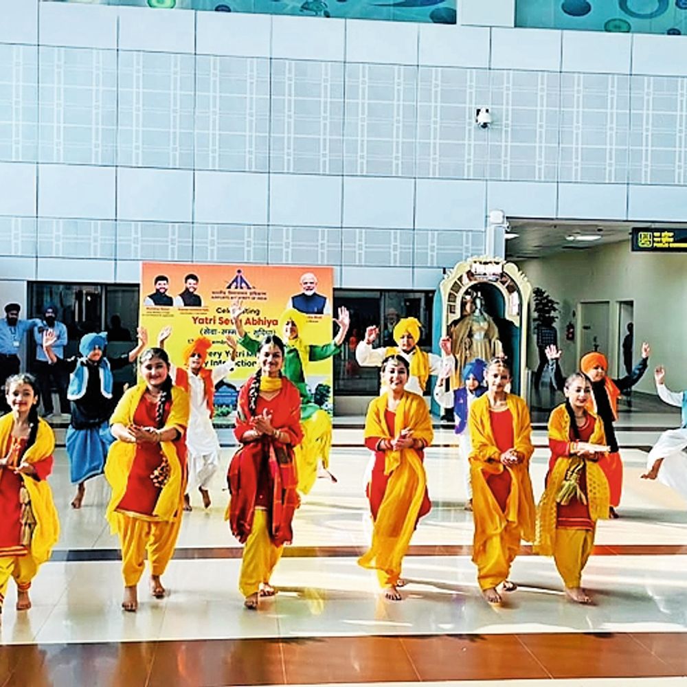 विश्व पर्यटन दिवस: एयरपोर्ट पर भांगड़े की प्रस्तुति से किया यात्रियों का स्वागत
