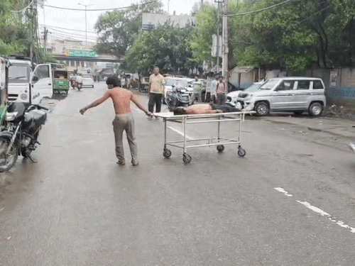 रोडवेज बस-बाइक की टक्कर में युवक की मौत:दूसरे को आई गंभीर चोटें, शव को स्ट्रेचर पर रख कर घायल साथी ने किया हंगामा