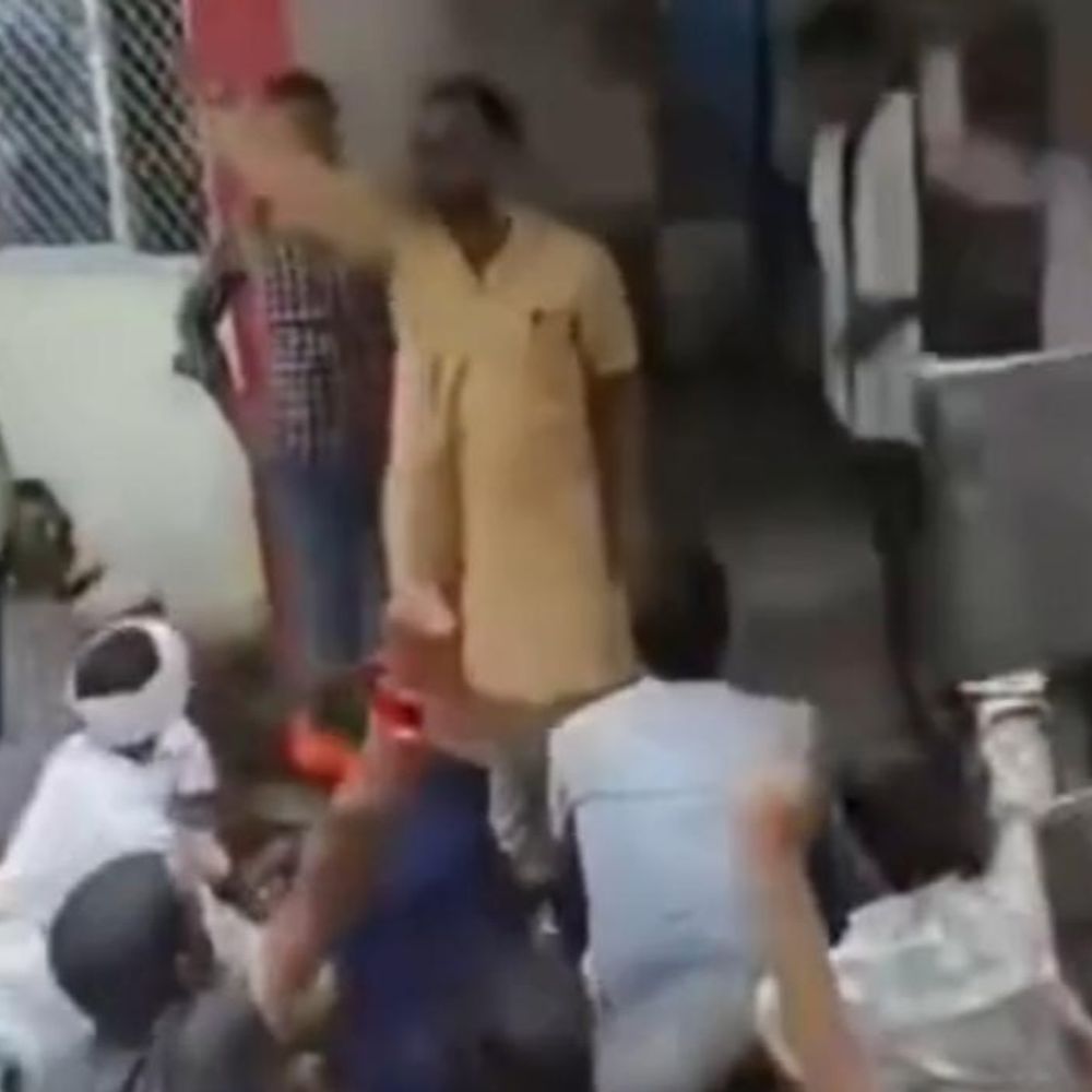 धार्मिक भावना भड़काने वाले वायरल वीडियो पर वकील आक्रोशित:प्रयागराज में थाने के बाहर भड़काऊ नारेबाजी, वकील पर केस का विरोध