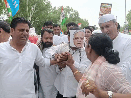 ज्ञानेश कुमार का मुखौटा पहनाकर व्यक्ति को लगाई हथकड़ी:भिवानी में कांग्रेस का प्रदर्शन, वोट चोरी का आरोप; CEC का पुतला फूंका