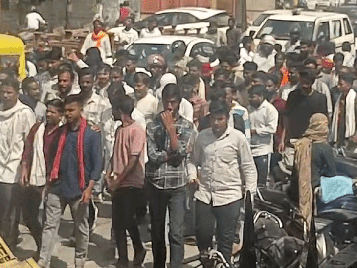 गवरी नृत्य को पाखंड बताने वाले के खिलाफ प्रदर्शन:उदयपुर कलेक्ट्री पर लोगों ने दिया धरना, औरत का स्वरूप रखने पर उठाए थे सवाल
