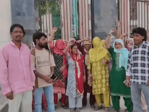 अलवर मेडिकल कॉलेज में सफाईकर्मियों की हड़ताल:प्रिंसिपल पर घर का काम कराने का आरोप, पीएफ और काम तय करने की मांग