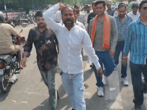 ठेका श्रमिकों की न्यूनतम मजदूरी 18 हजार करने की मांग:बोले- सैलरी सम्मानजनक हो, दीपावली से पहले 8.33% बोनस देने की भी डिमांड की