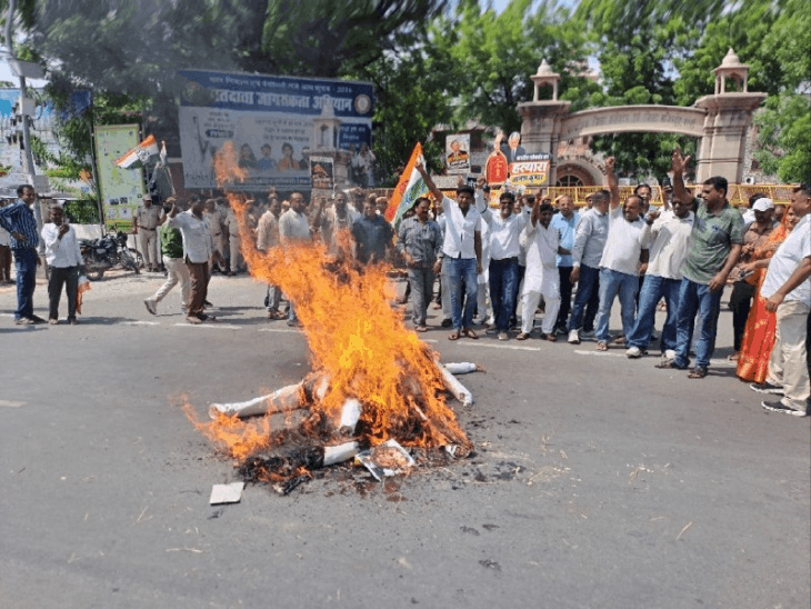 वोट चोरी के मुद्दे पर कांग्रेस का पैदल मार्च:धूप में एक घंटे धरना, पुतला फूंककर कलेक्ट्रेट पर जताया विरोध