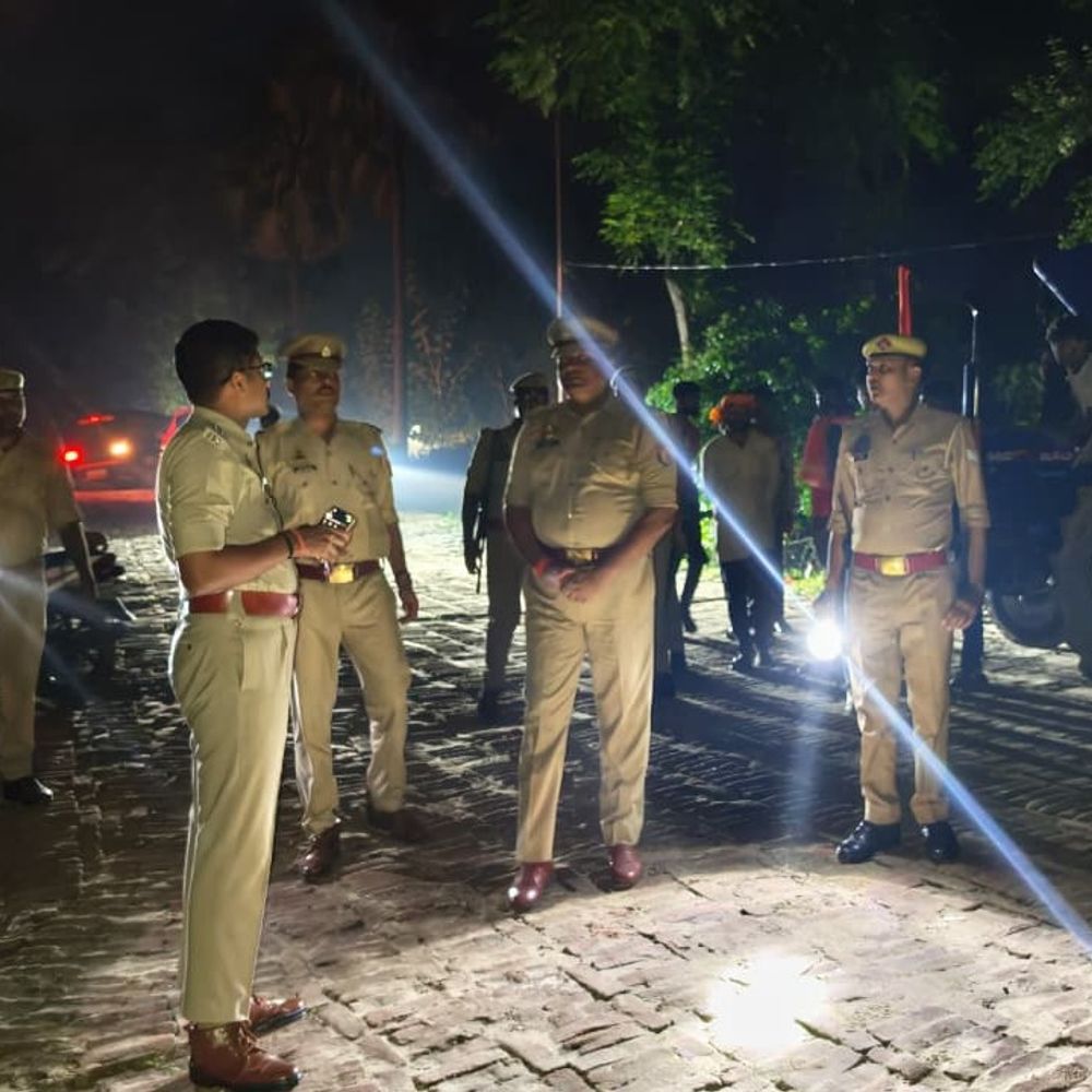 देवरिया में एसपी ने देर रात पुलिस की मुस्तैदी परखी:यूपी-112 PRV और रामपुर कारखाना थाने का निरीक्षण, लंबित विवेचनाओं पर जताई नाराजगी