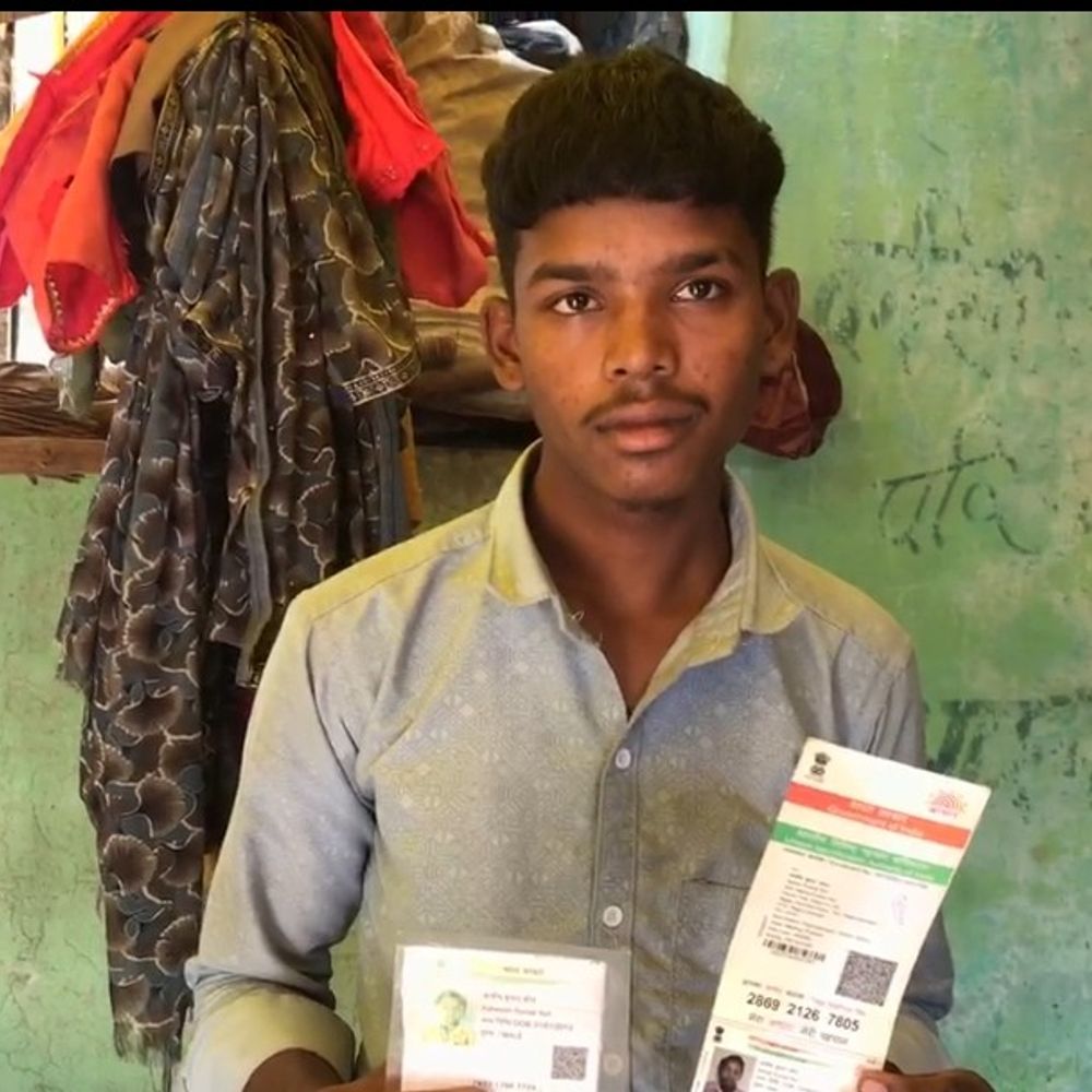 सतना में दो आधार कार्ड बने, दोनों रद्द::16 साल के छात्र का 10वीं में दाखिला अटका, एसडीएम बोले- सामाधान निकालेंगे