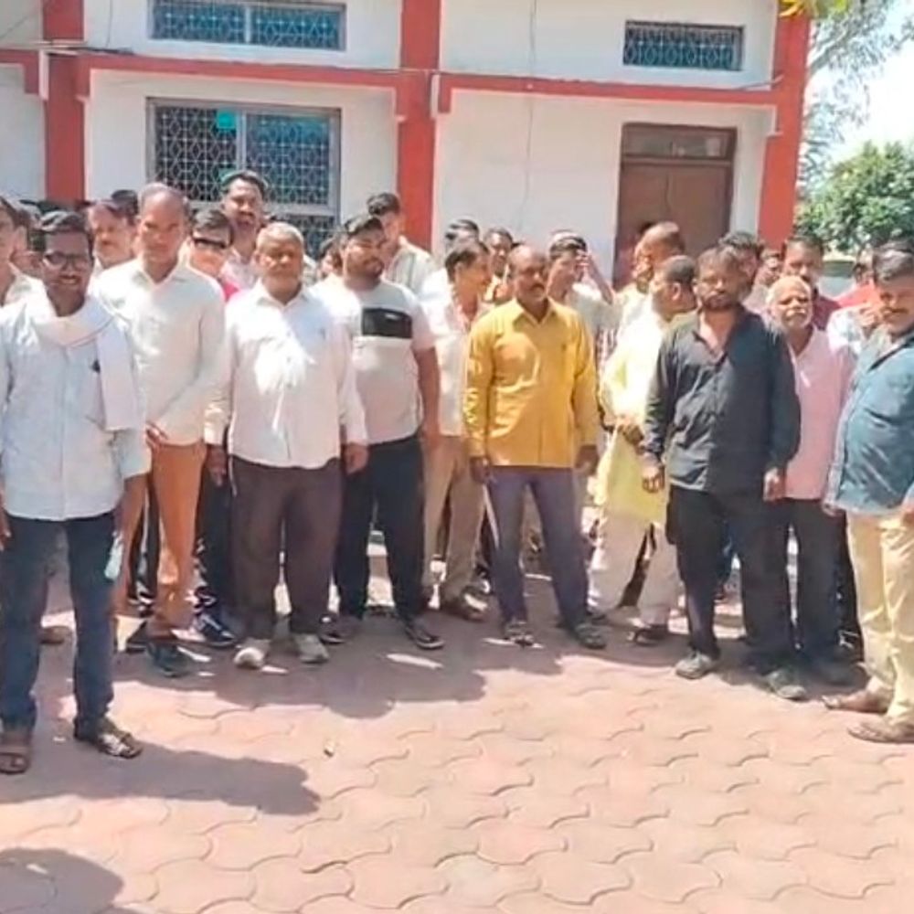 धार मालीवाड़ा की जमीन ग्रीन बेल्ट में डालने पर आपत्ति:जनसुनवाई में कलेक्टर को ज्ञापन देकर आवासीय क्षेत्र में शामिल करने की मांग