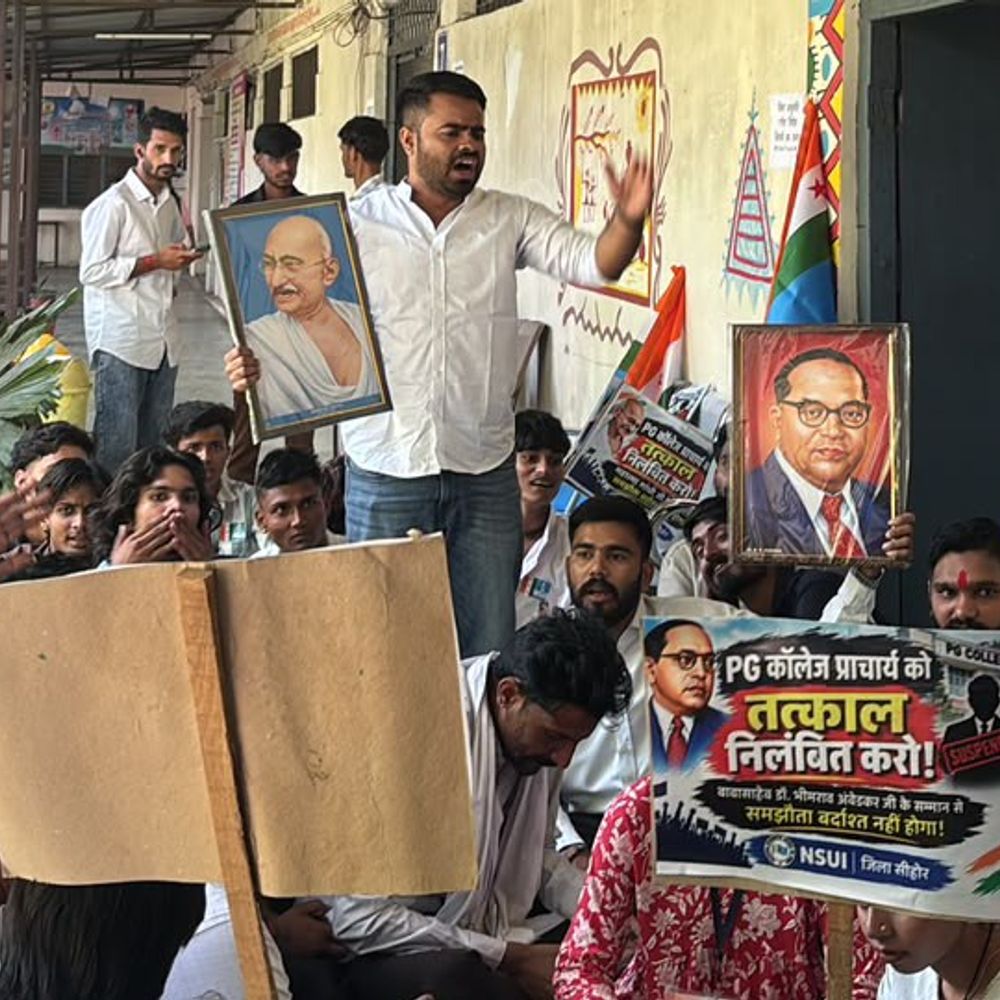 PG कॉलेज में अंबेडकर की तस्वीर हटाने का आरोप:सीहोर में NSUI ने किया प्रदर्शन, प्राचार्य को निलंबित करने की मांग