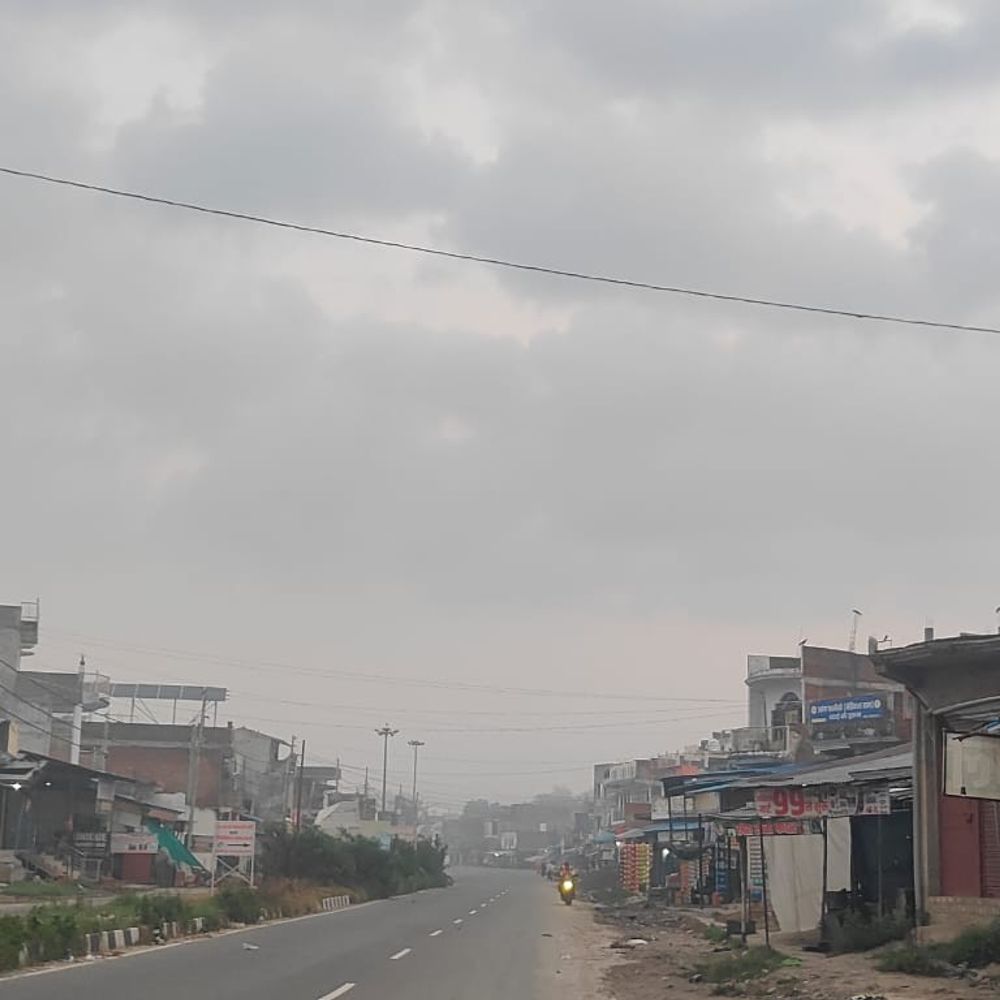 आजमगढ़ में टेम्प्रेचर 33°C:11 किलोमीटर की स्पीड से हवा बह रही, कभी धूप तो कभी बादल दिख रहे