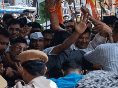 सीकर में कांग्रेस ने निकाला आक्रोश मार्च:कार्यकर्ताओं ने कलेक्ट्रेट में घुसने की कोशिश की; मुख्य चुनाव आयुक्त के इस्तीफे की मांग