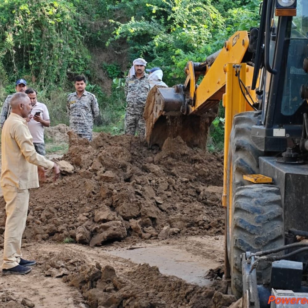 देवपुरी बाबा के जंगल में अवैध-रेत परिवहन का रास्ता बंद:वन विभाग-पुलिस ने 2 JCB से खुदवाई खंतियां, रेत से भरे वाहन निकालने के लिए बनाया था रास्ता