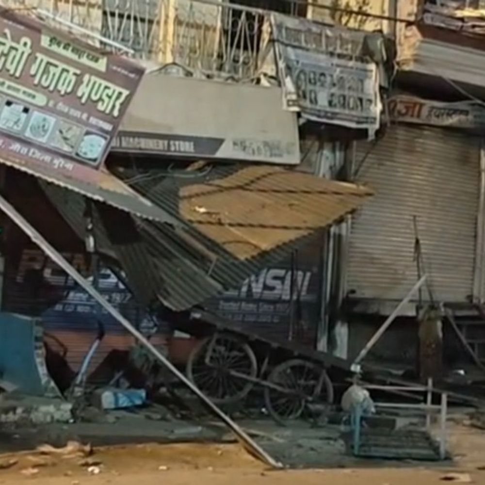 मुरैना के जौरा में तेज रफ्तार कार दुकानों में घुसी:टीन शेड और काउंटर टूटे, दो घायल; एक युवक की तलाश