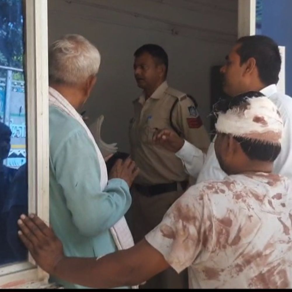पत्नी और नाबालिग बेटे पर पति से मारपीट का आरोप:मुरैना में 7-8 महीने से चल रहा मकान का विवाद, दोनों पर केस