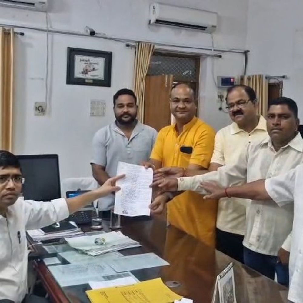 कॉलोनी में मोबाइल टावर लगाने का विरोध:बोले- एक पहले से लगा हुआ, दूसरा लगाना चाह रहे; बच्चों के स्वास्थ्य पर पड़ेगा असर