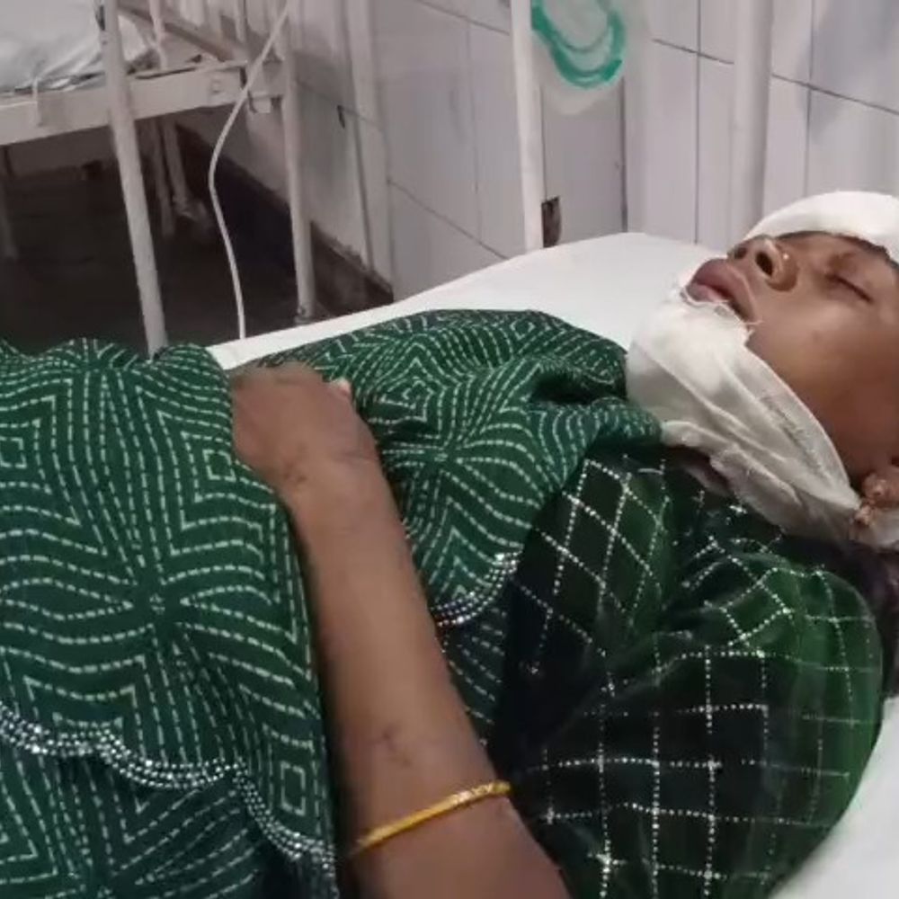बांसवाड़ा में 9 महीने की गर्भवती बाइक से गिरीं:सिर में गंभीर चोट; एमजी अस्पताल में भर्ती; पति के साथ काम से जा रही थी
