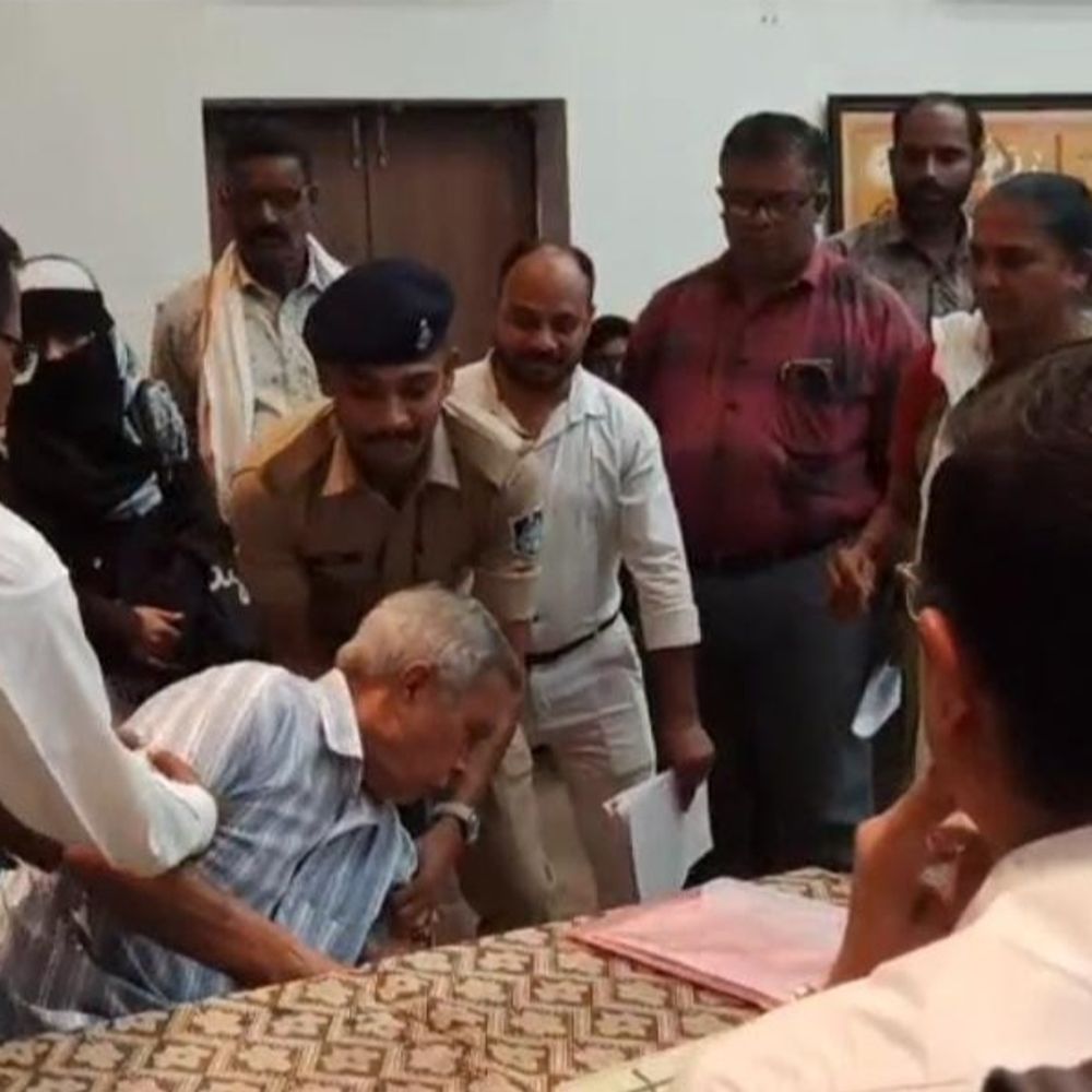 जनसुनवाई में बुजुर्ग का हंगामा, कलेक्टर ने बाहर कराया:10 साल पुरानी दुकान पर कब्जे की शिकायत करने पहुंचा था, कलेक्टर बोले- झूठी थी शिकायत