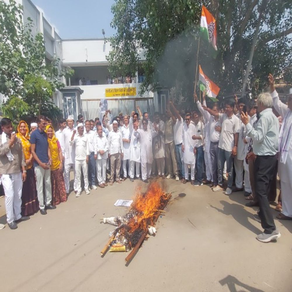 टोंक में कांग्रेसियों ने निकाली मुख्य चुनाव आयुक्त की शवयात्रा:गांधी पार्क में धरना दिया, बोले- हेराफेरी से 3 राज्यों में बनी थी भाजपा सरकार