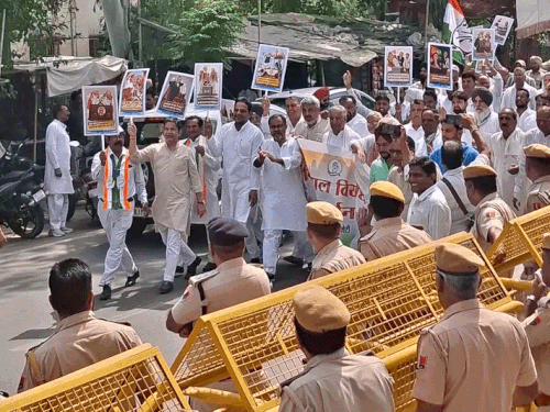 श्रीगंगानगर में कांग्रेस ने कलेक्ट्रेट का घेराव किया:विधायक बोले- चुनाव आयुक्त भाजपा के एजेंट, पुतला फूंका